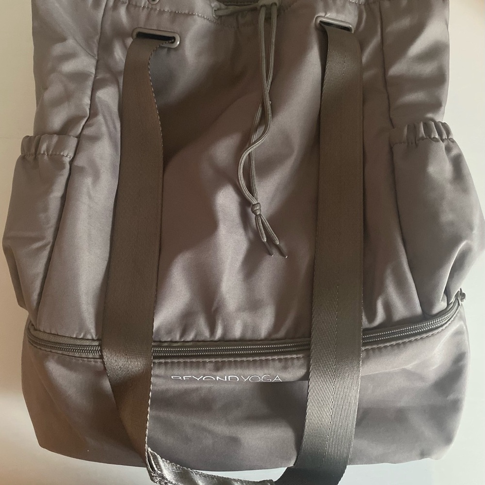 Beyond Yoga Taupe Gray Men’s Backpack Tote with Front Zip